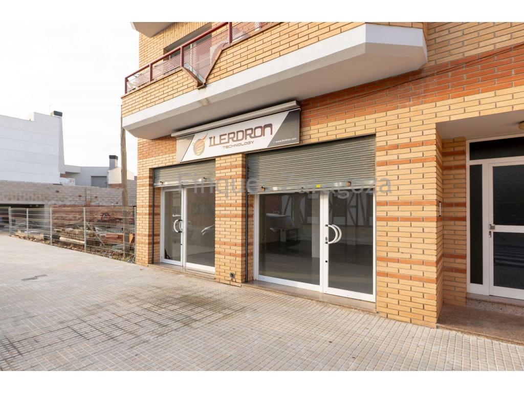 Commercial premises in Deltebre, located in a building constructed in 1994, with an approximate surface area of 103 m². A spacious and versatile space, ideal for setting up your business, professional office, storage area, or adapting it to different activities according to your needs.A good opportunity to start a business or invest in a well-established location within the town.